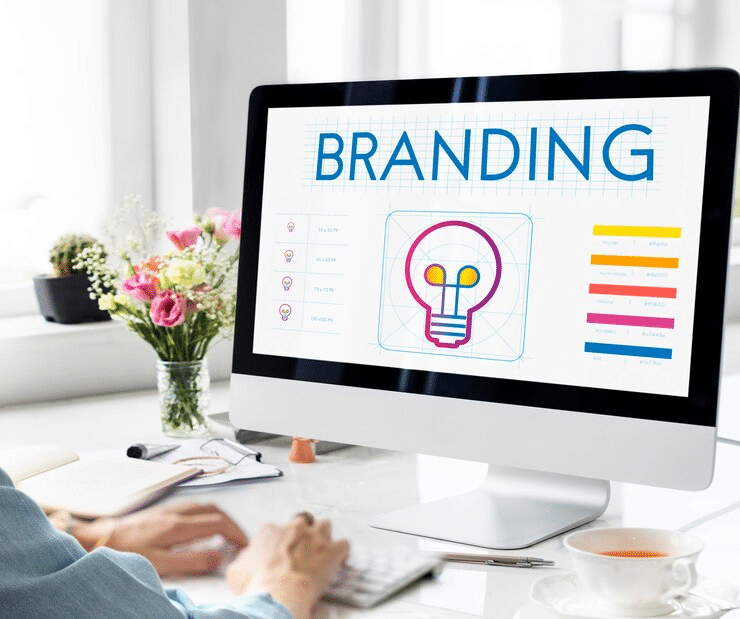 Tela de computador exibindo uma imagem com a palavra “Branding” e elementos relacionados.